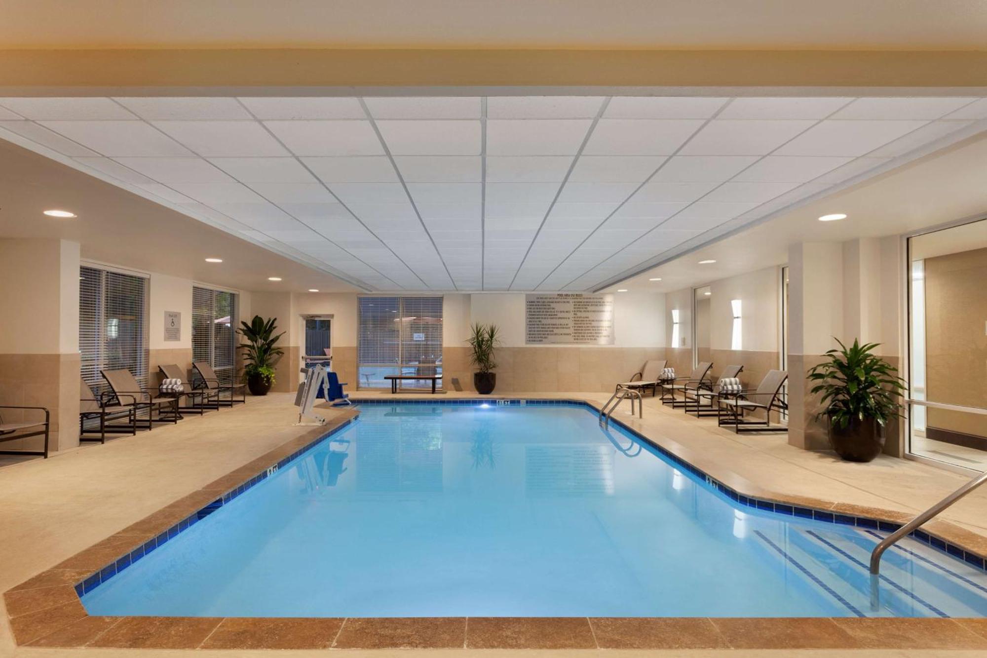 Embassy Suites By Hilton Atlanta Airport College Park Bagian luar foto